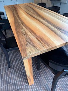 Tische: Tisch massivholz, schweizer Nussbaum – Gebraucht aus Basel von VIO100 1