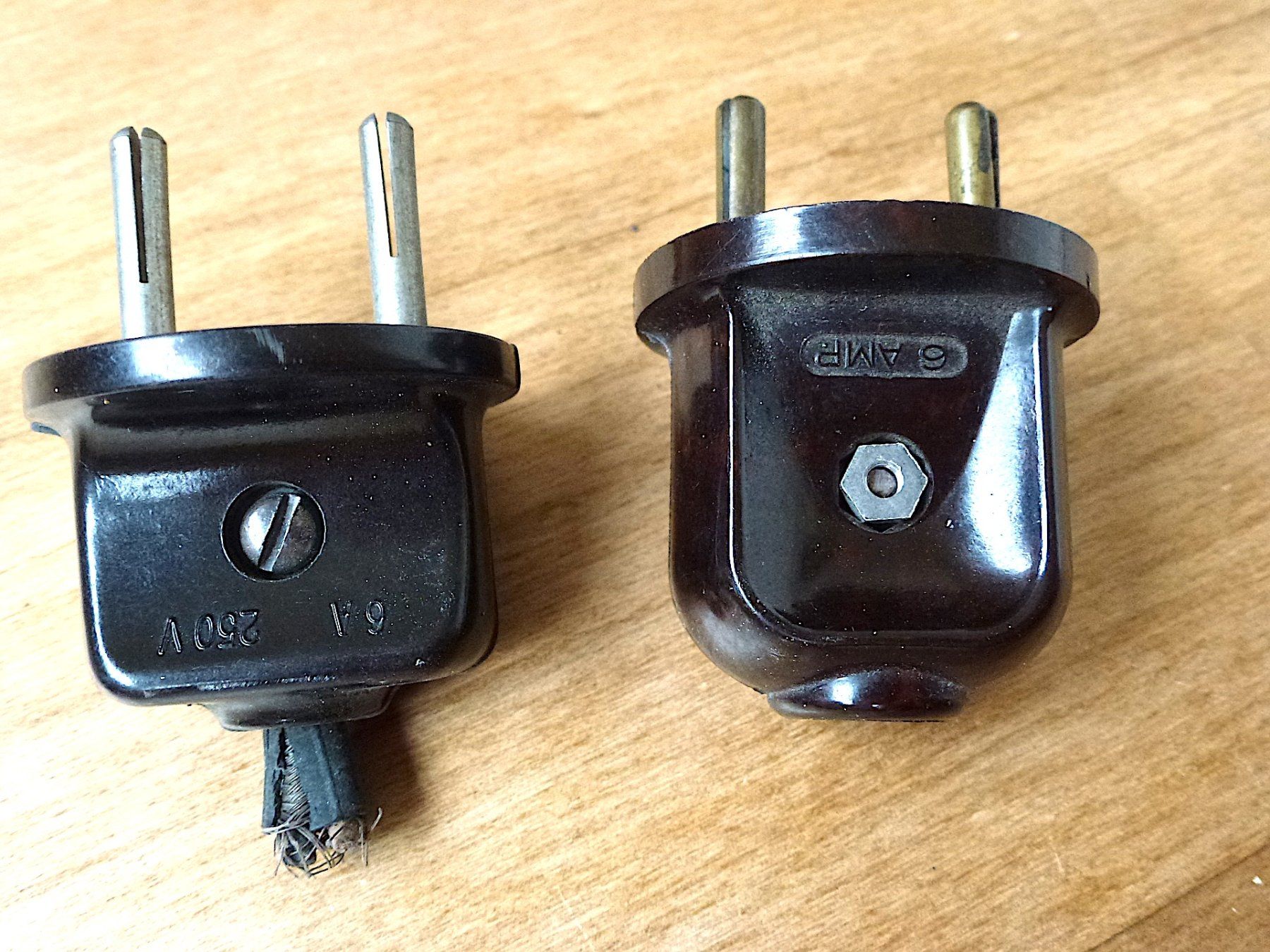 Spine: Lot div. Bakelit Schalter Stecker etc. – Usato da Zürich venduto da Kalla36 5