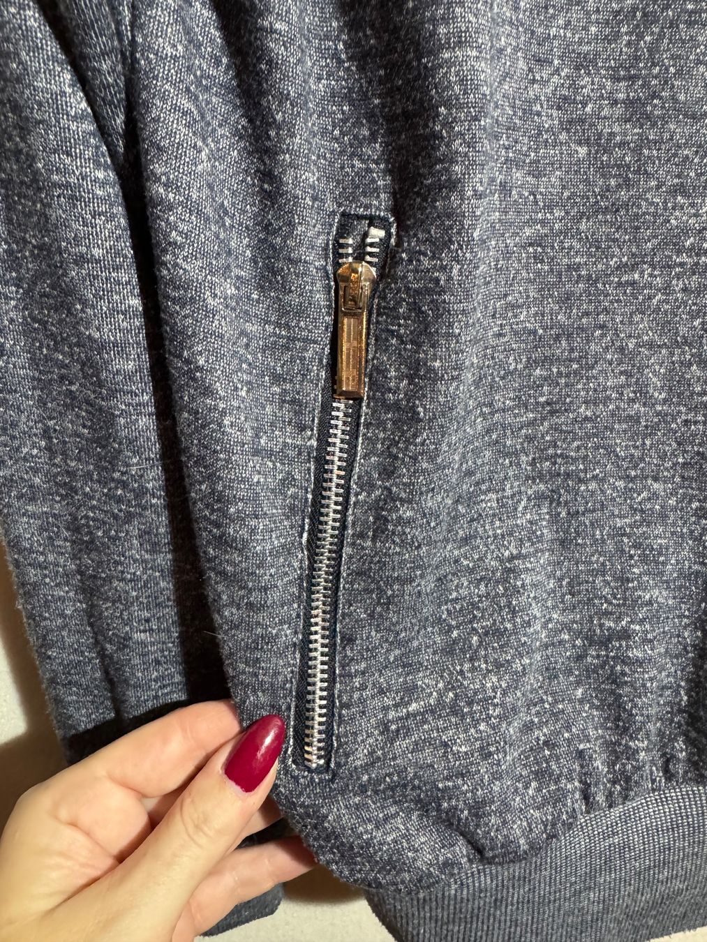 Maglioni & Felpe: Blauer Pullover mit Reissverschlüssen ca Gr. L/XL – Usato da Grosswangen venduto da second_hand_dress 1