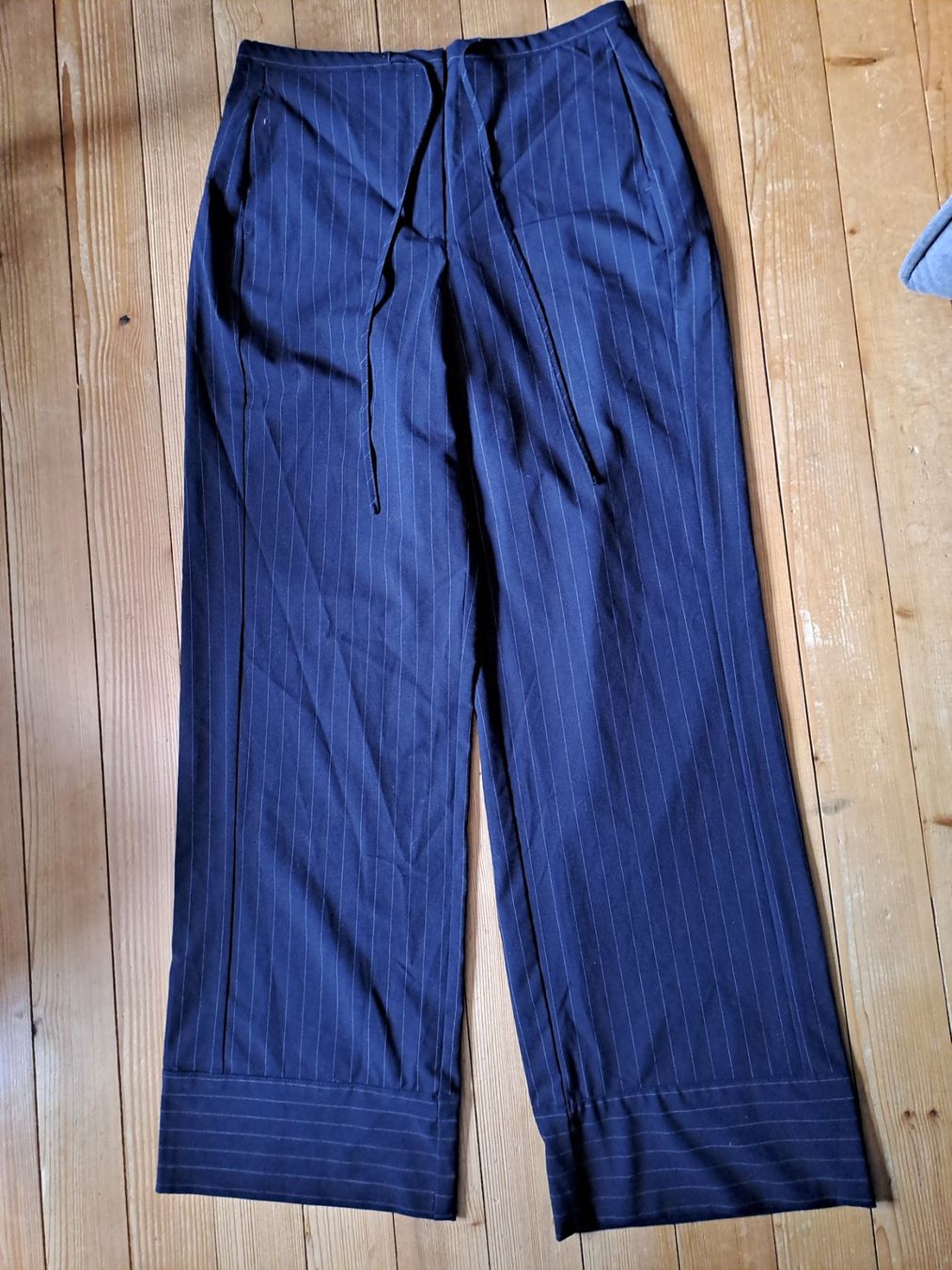 Mango Pantaloni: Nadelstreifenhose Mango Gr.M navy – Usato da Engelberg venduto da ollinseaotter