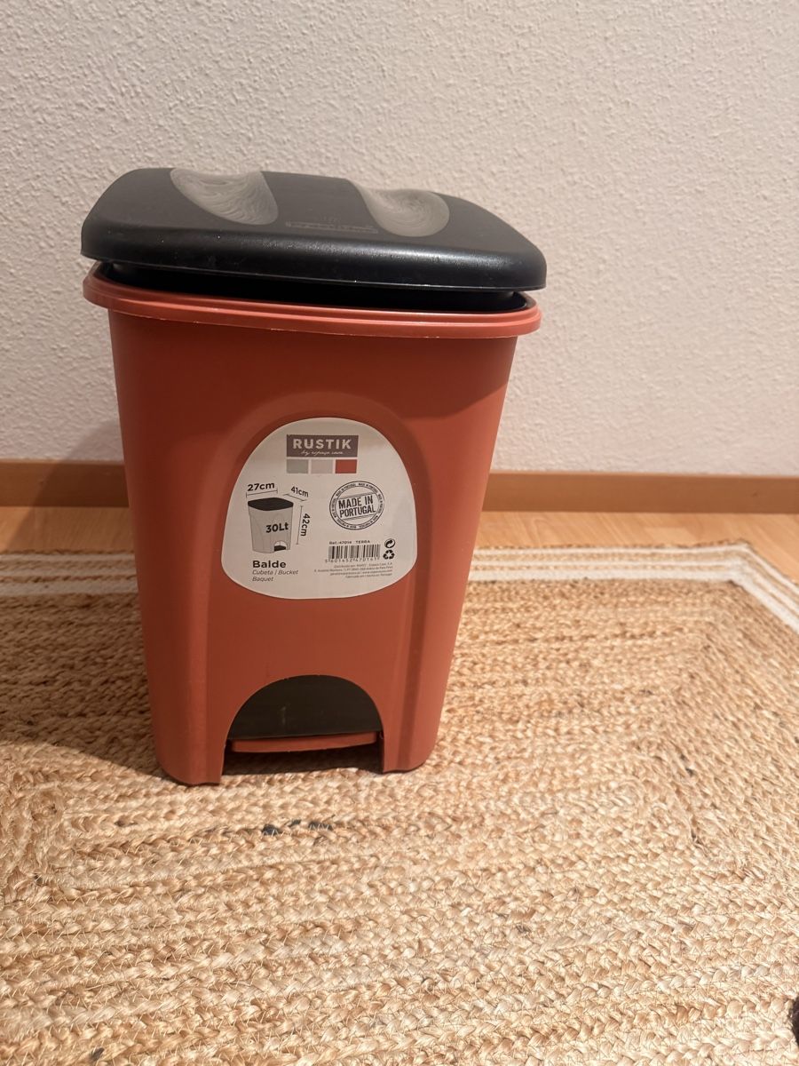 Cestini per rifiuti: Rustik Treteimer, 30L, Orange/Schwarz, Top Zustand! – Usato da Chur venduto da Pedro.Giesteira 1