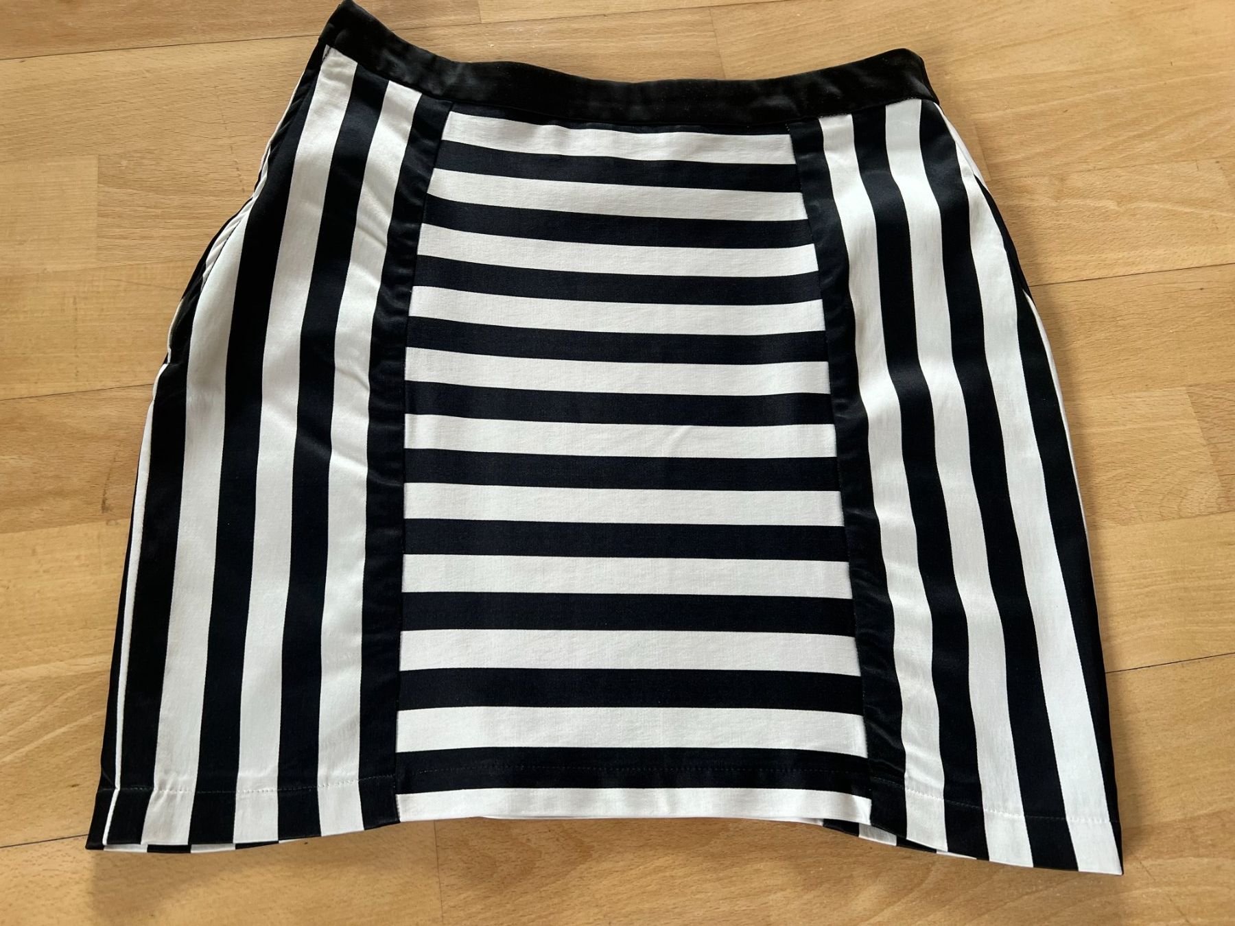 Nafnaf Gonne: NAF NAF Mini-Rock, Gr. 34, Schwarz/Weiss – Usato da Worb venduto da farben20zauber 3