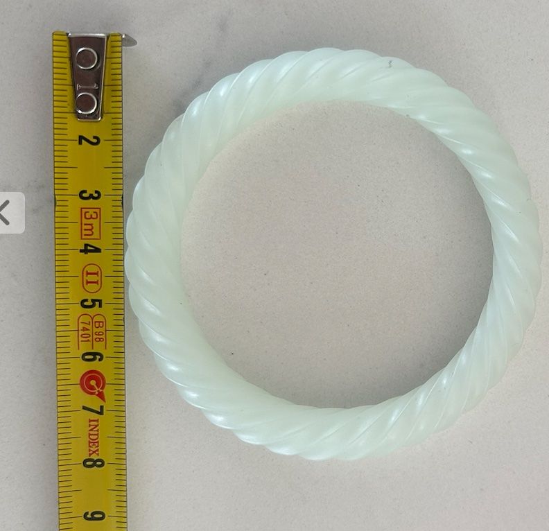 Sonstiger Schmuck: 2 Nephrite light green carved bangles in box – Gebraucht aus Zollikon von kmg1