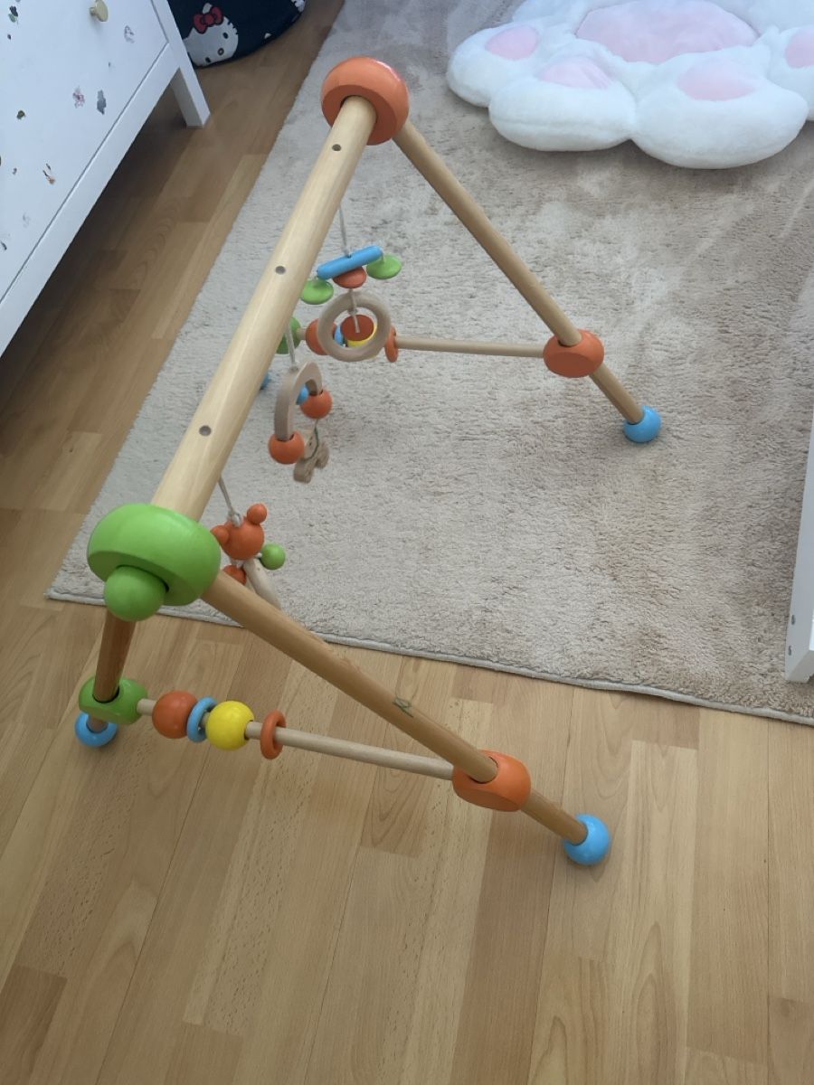 Spielzeuge: Holz Spielbogen mit Beissringen und Klapper Holz. – Gebraucht aus Inwil von Drilon13