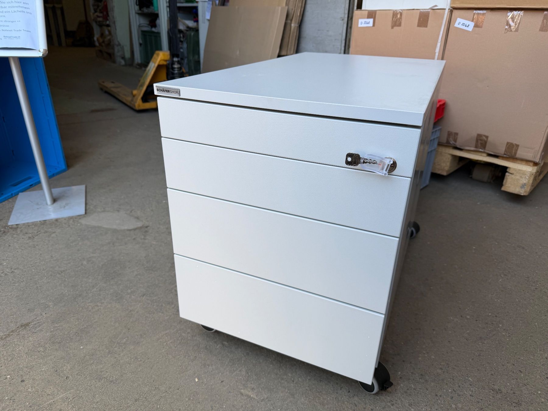 Banconi: neuer Rollcontainer, 4 Schübe, mit Griffnut, hellgrau – Nuovo (secondo la descrizione) da Necker venduto da liq24