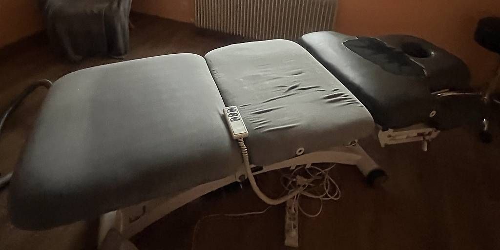 Massagegeräte: Table électrique de massage  – Gebraucht aus Moutier von Linou 2
