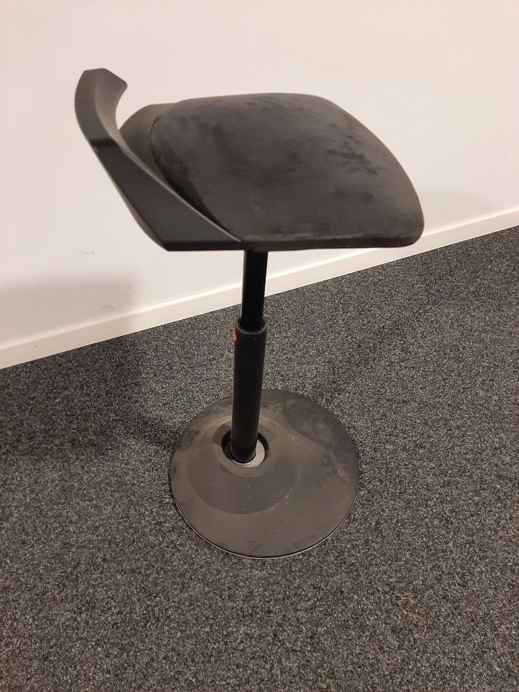 Tabourets: Stehhocker höhenverstellbar schwarz gebraucht – D'occasion à Zürich par leo_6bbs 1