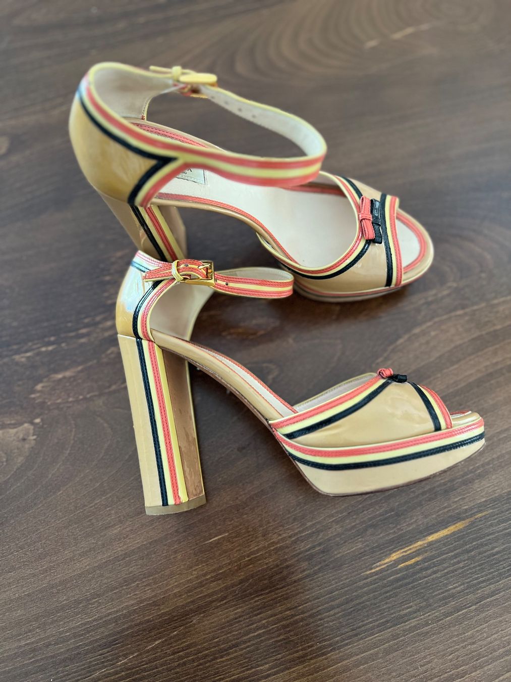 Prada Scarpe da donna: Prada - Sandalen Lackleder beige Gr. 39,5 – Usato da Ebmatingen venduto da Mistelu 3