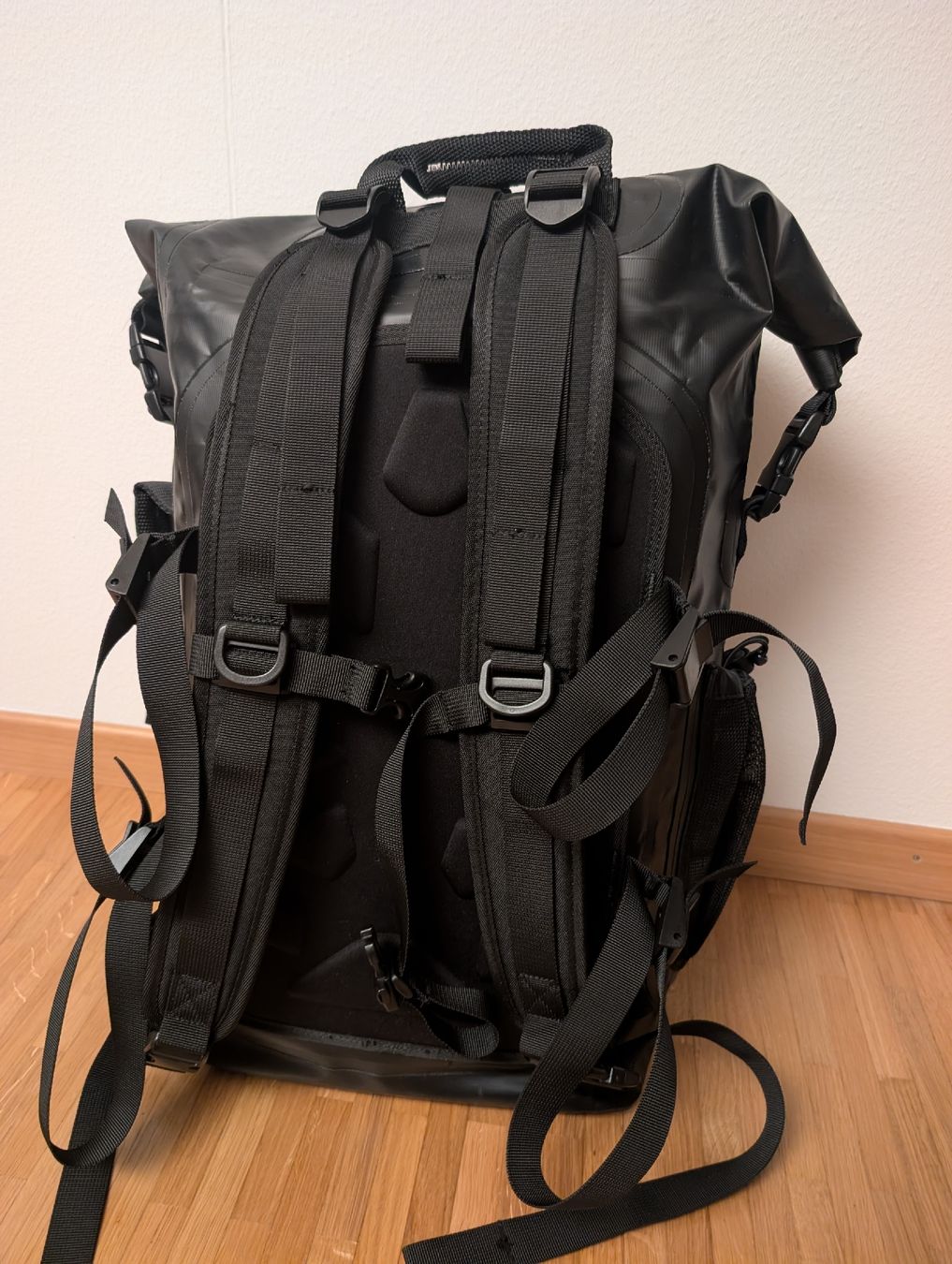 Zaini: 35L Waterproof Roll-Top Backpack Black Like New – Nuovo (secondo la descrizione) da Zürich venduto da morgannpz 2