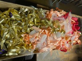 Goldbänder, bunte Schleifen und Bänder für Fasnacht und Deko