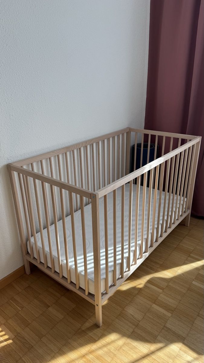 Lits: Kinderbett Holz hell mit Matratze  – D'occasion à Schlieren par and_z8fb
