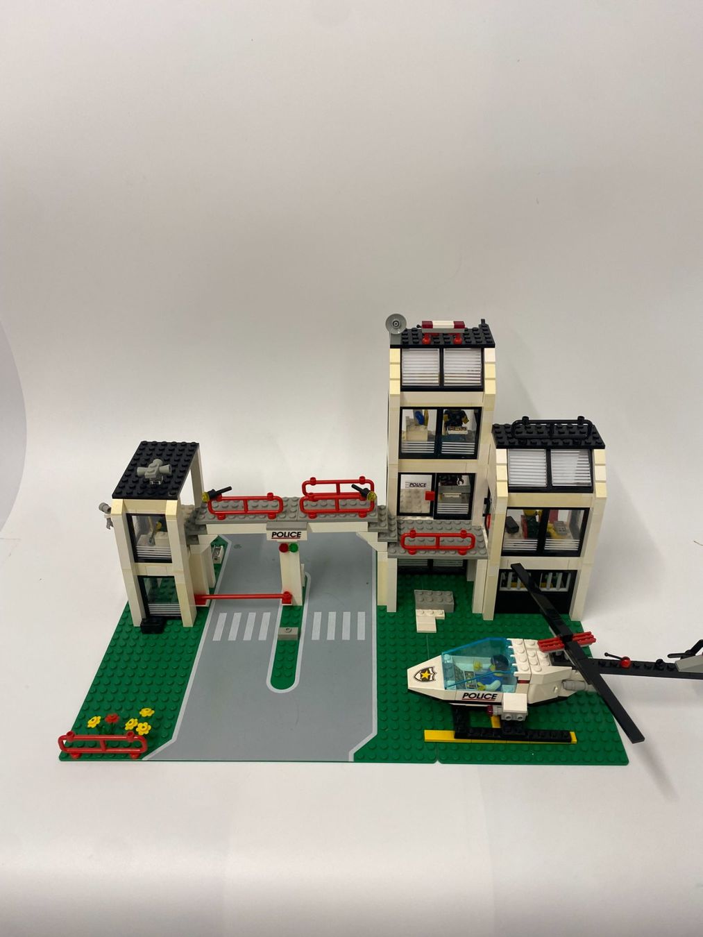 Lego Kit di costruzioni: LEGO System Polizeistation 6332 mit Helikopter – Usato da Dübendorf venduto da Limmatwerk