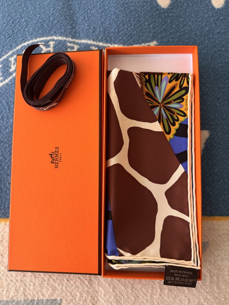 Hermès Foulard & Sciarpe: Hermès gavroche 41x41cm neuf The Three Graces – Nuovo e nell'imballaggio originale da Genève venduto da HappyLifestyle 8