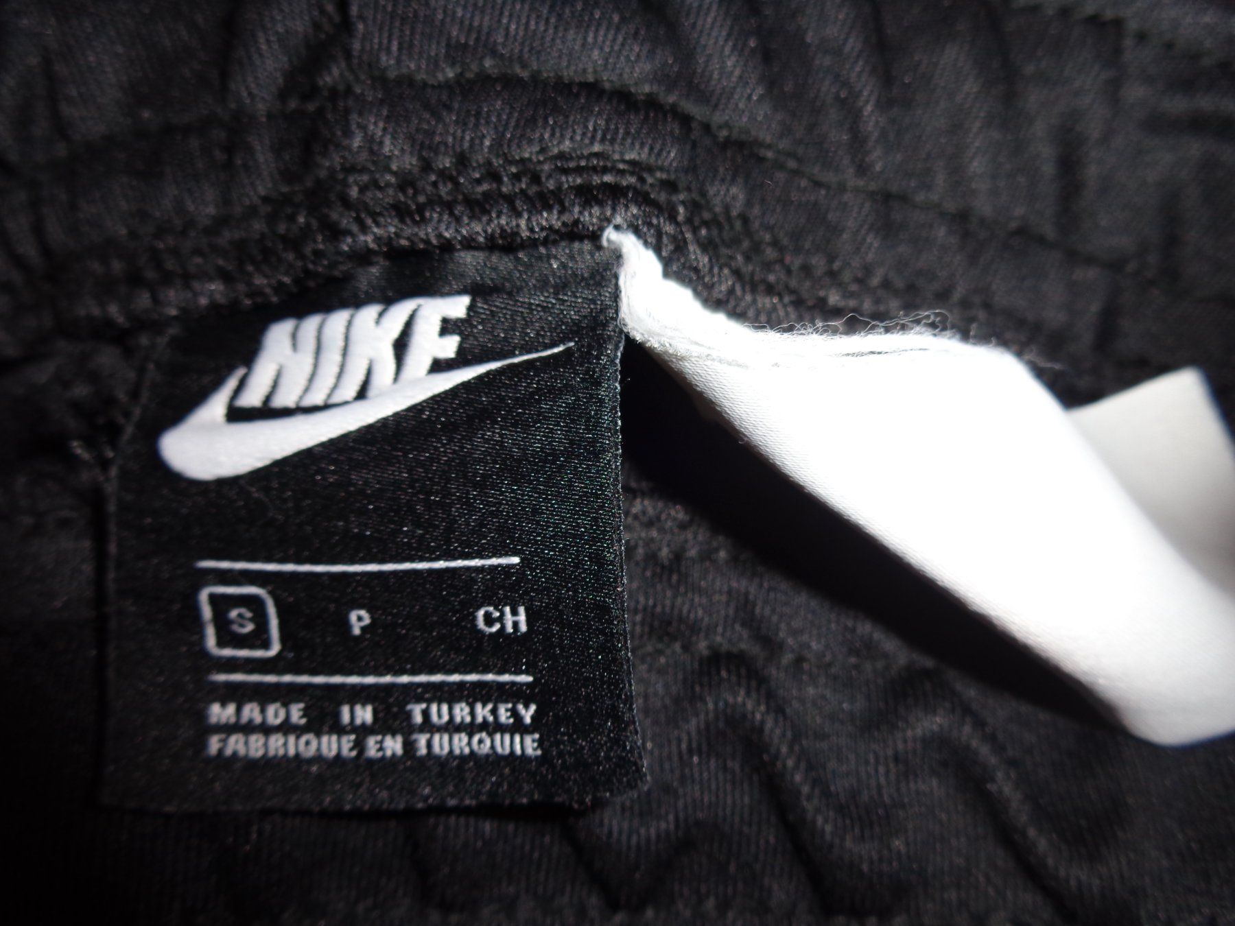 Lotti di vestiti: Trainer Nike Gr S schwarz mit Gold – Usato da Liestal venduto da Gecko16 6