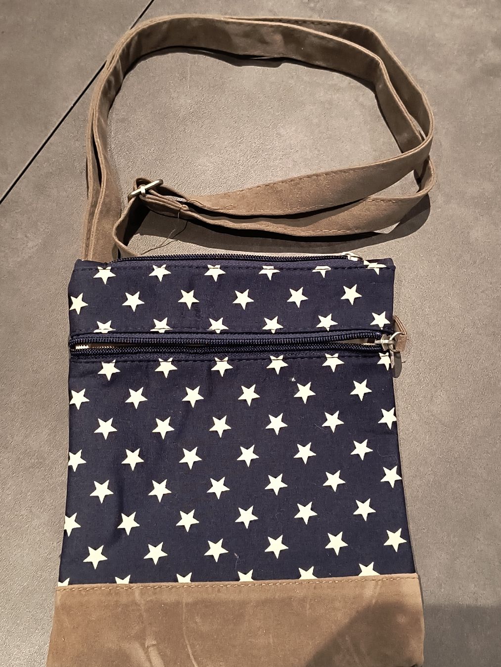 Taschen für Damen: Umhaengetasche mit Sternenmuster, neuwertig! – Gebraucht aus Oberweningen von Bumblebee2 1