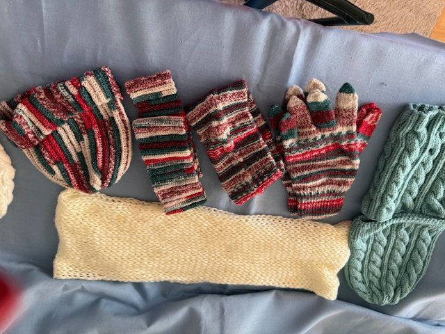 Foulard & Sciarpe: Aktion WinterSchal/Kappen/Handschuh Handarbeit – Usato da Basel venduto da Dylan1994 2