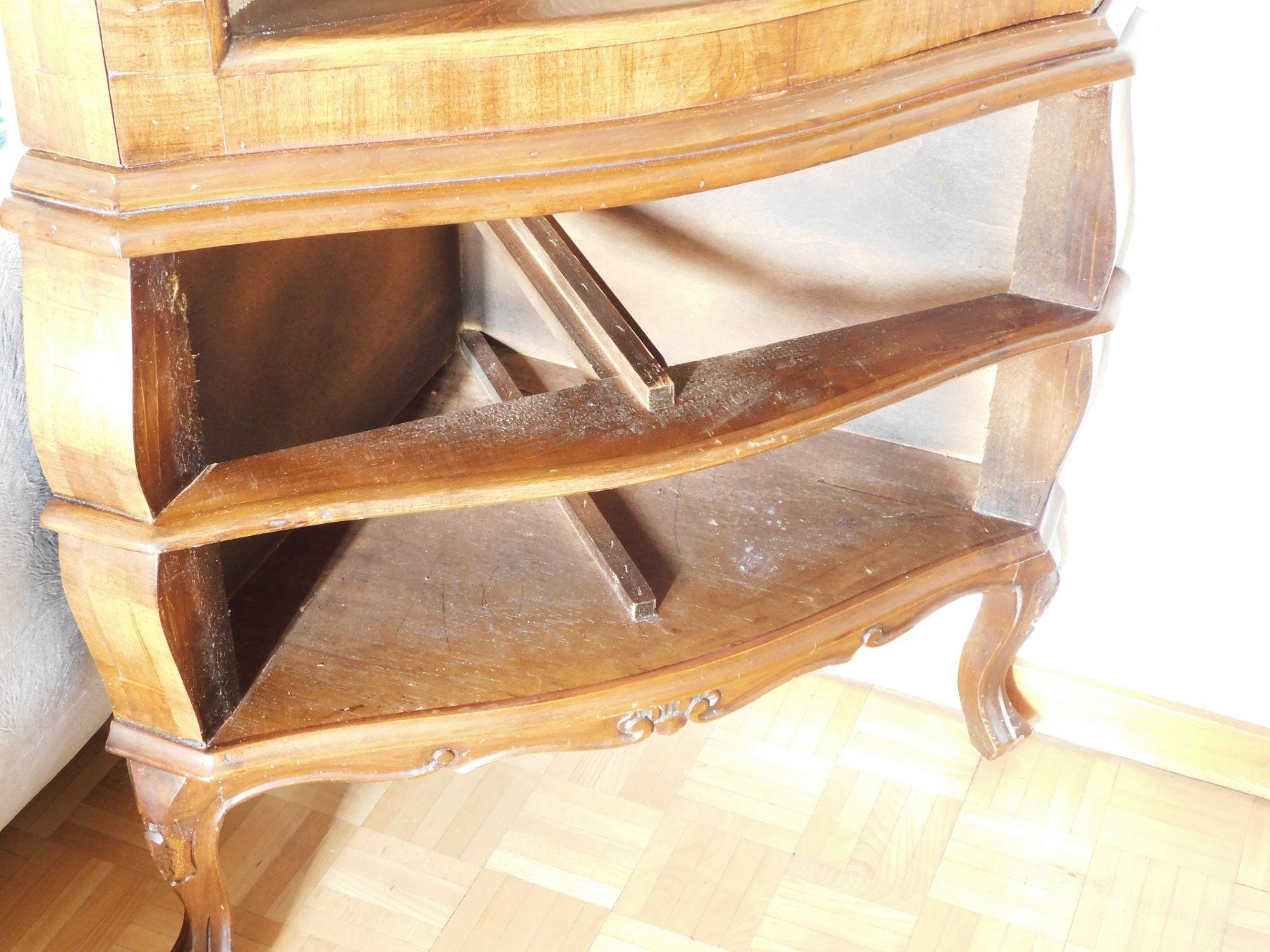 Vetrine: Antiker Eckregal Schrank Vitrine Barock Stil Nussbaum – Usato da Emmenbrücke venduto da Ulisse-22 2