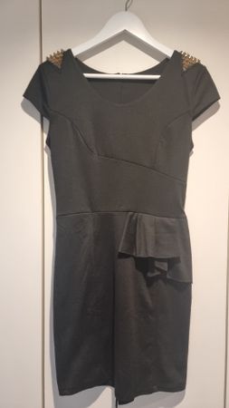 Schwarzes Kleid mit Nieten, Grösse M