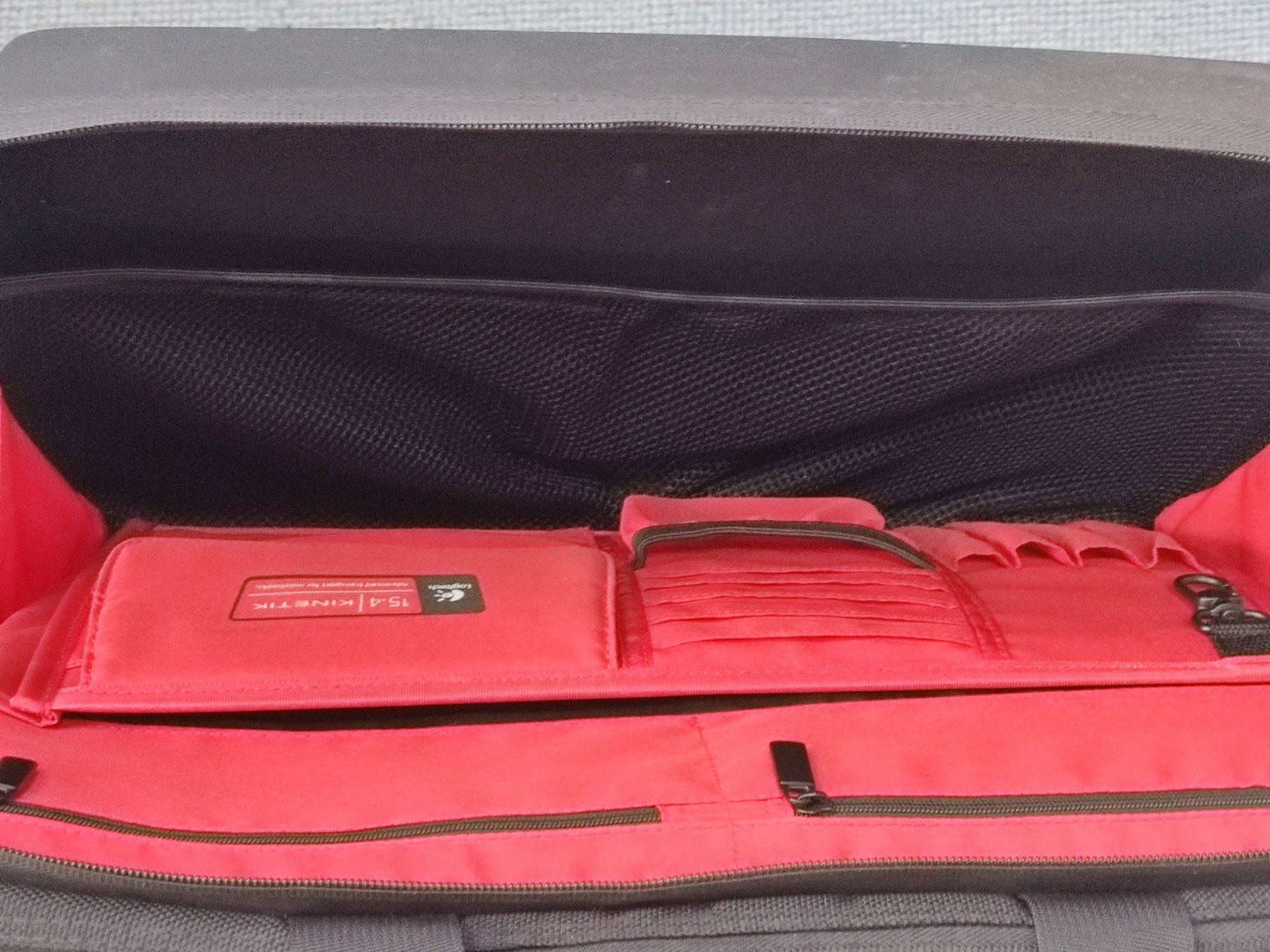 Taschen: Logitech Kinetik 15.4" Notebook Tasche – Gebraucht aus Zuchwil von DaniSZu 3