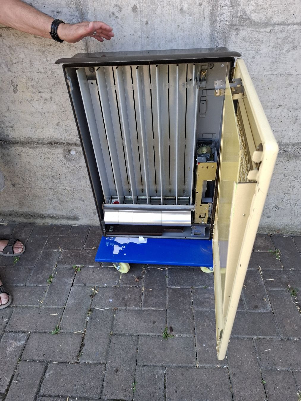 Sonstiges für die Gastronomie & Hotel: Zigarettenautomat – Defekt aus Hornussen von sagana2 1