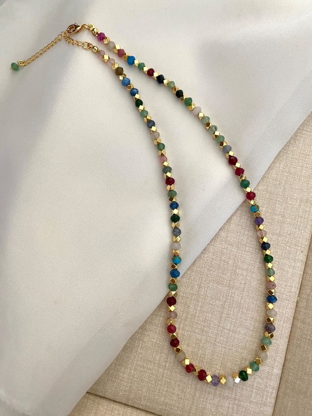 Bracciali & Braccialetti: Bunte Halskette aus natürlichen Halbedelsteinen – Nuovo e nell'imballaggio originale da Sarnen venduto da catnini