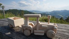 Holztraktor mit Anhänger