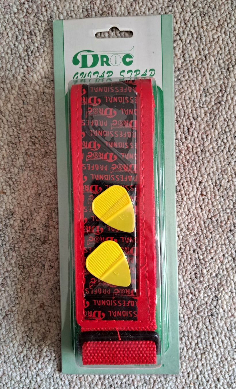 Strumenti musicali: GITARRENGURT -  mit 2 Plektren - Neu - Liquidation – Nuovo e nell'imballaggio originale da Grenchen venduto da Yamahwildstar16 1