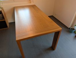 Ausziehbarer Esstisch aus Nussbaum