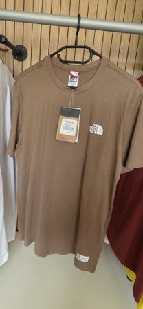 The North Face T-Shirt Herren M/M Braun mit Etikett
