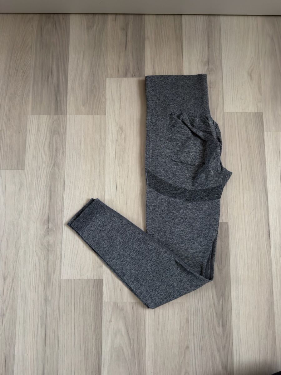 Leggings: Graue Sport Leggings – Gebraucht aus Davos Platz von ang_m2dp