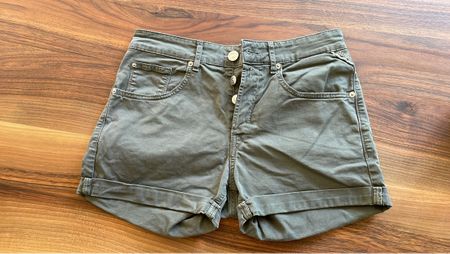 Graue Shorts Replay 27