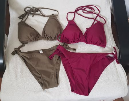 2 Bikinis