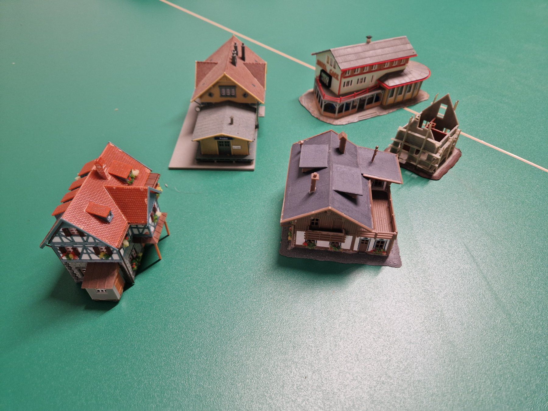Modellini di ferrovie: Diverse Modellbahn Häuser – Usato da Islikon venduto da Hitch2010 1
