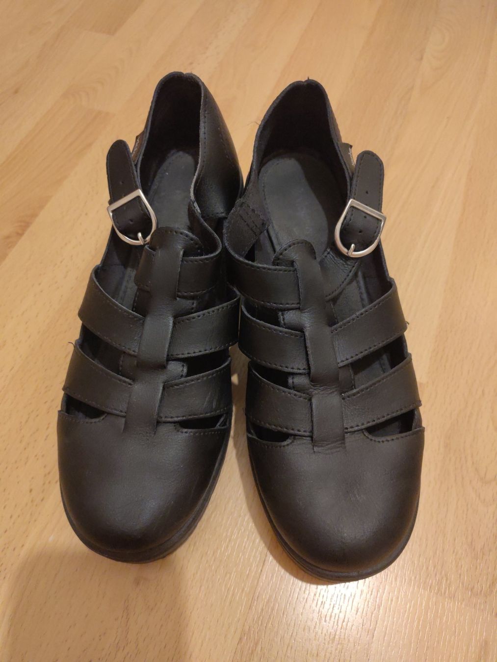 Victoria Scarpe da donna: Schwarze Schuhe mit Absatz – Usato da Luzern venduto da Carmen.Steiger 1