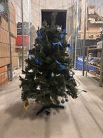 Künstlicher Weihnachtsbaum mit Beleuchtung und Schmuck