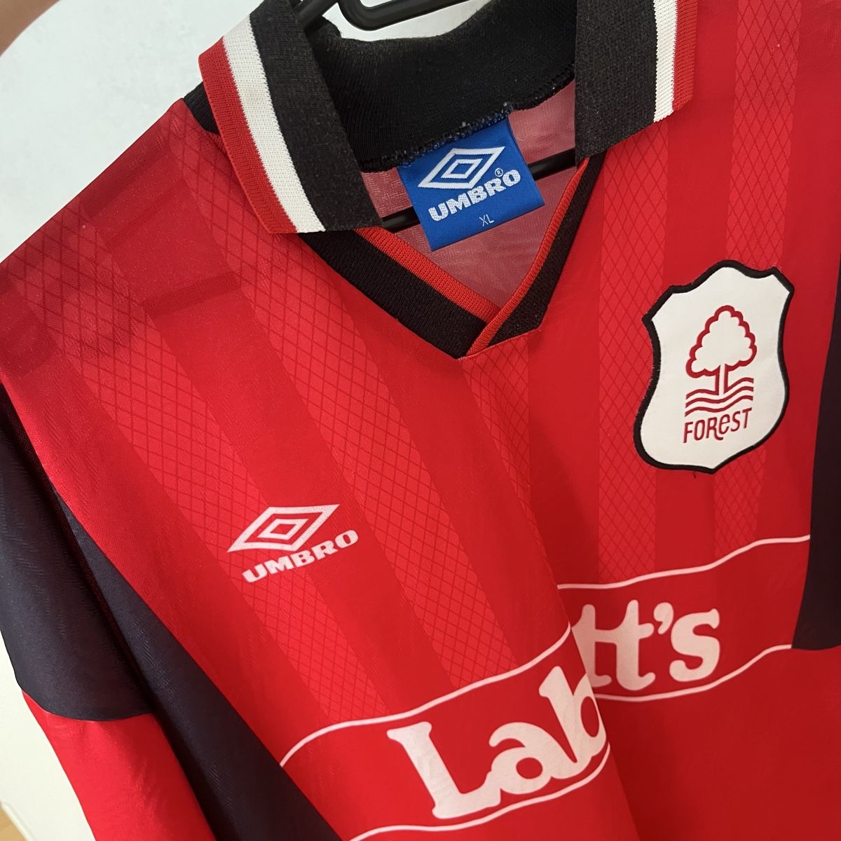 Umbro Canottiere & Pantaloni: Nottingham Forest Trikot Umbro 90s – Usato da Winterthur venduto da LaBodega 2
