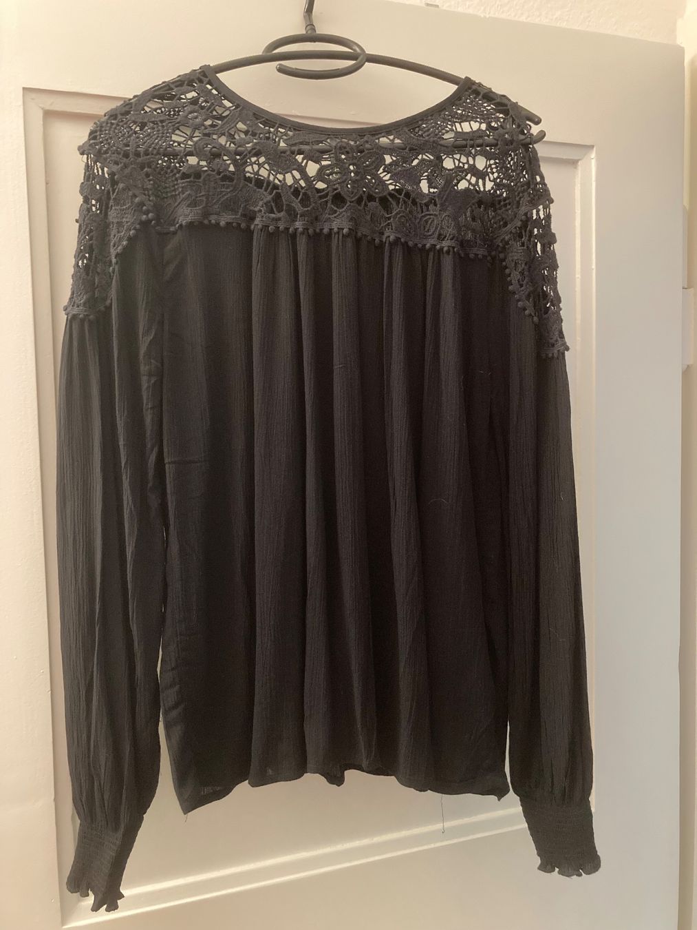 Camicette: Schwarze Bluse mit Spitze, Grösse S - M – Usato da Winterthur venduto da Arunasu