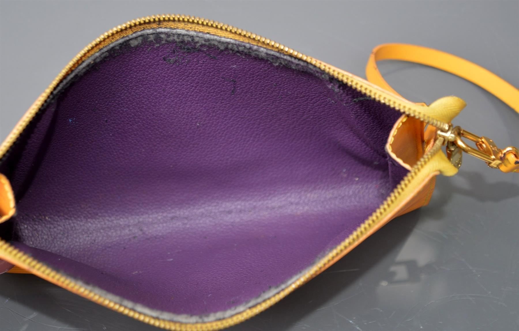 Louis Vuitton Borse da donna: Pochette Louis Vuitton Epi – Usato da Collonges venduto da Auganien 7