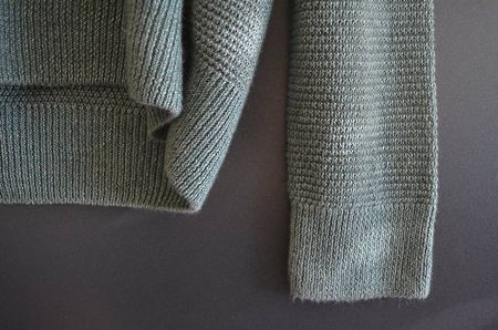 Edler Pullover in Strukturstrick v. Charles Robertson