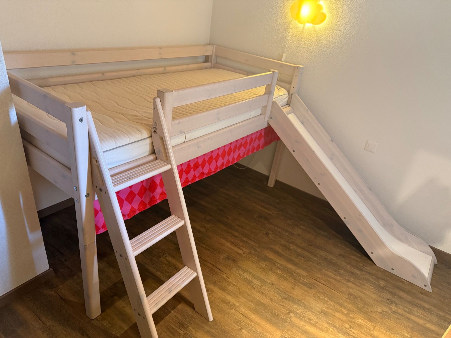 Hochbett mit Rutsche und Vorhang gebraucht guter Zustand (Gebraucht) in Baeretswil für CHF 55 – nur Abholung auf Ricardo kaufen