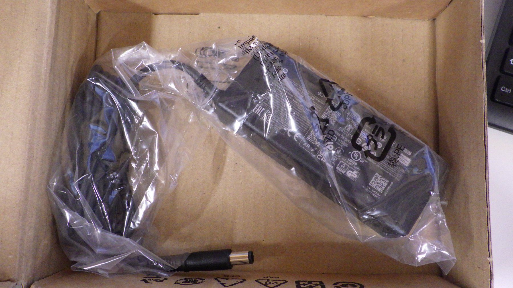Hewlett Packard Unità & Adattatore: HP AC-Adapter 90 Watt Slim PFC 3Pin – Nuovo e nell'imballaggio originale da Gossau ZH venduto da OrderflowAG