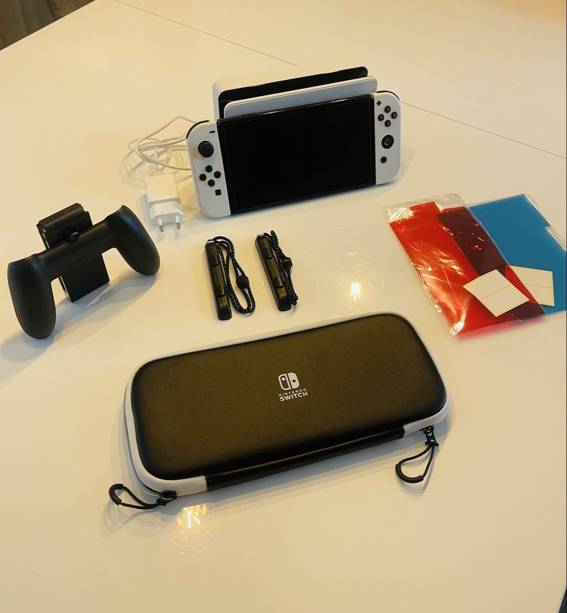 Nintendo Consoles: Nintendo Switch OLED blanche avec accessoires – D'occasion à Grand-Lancy par MichaelLopes 1