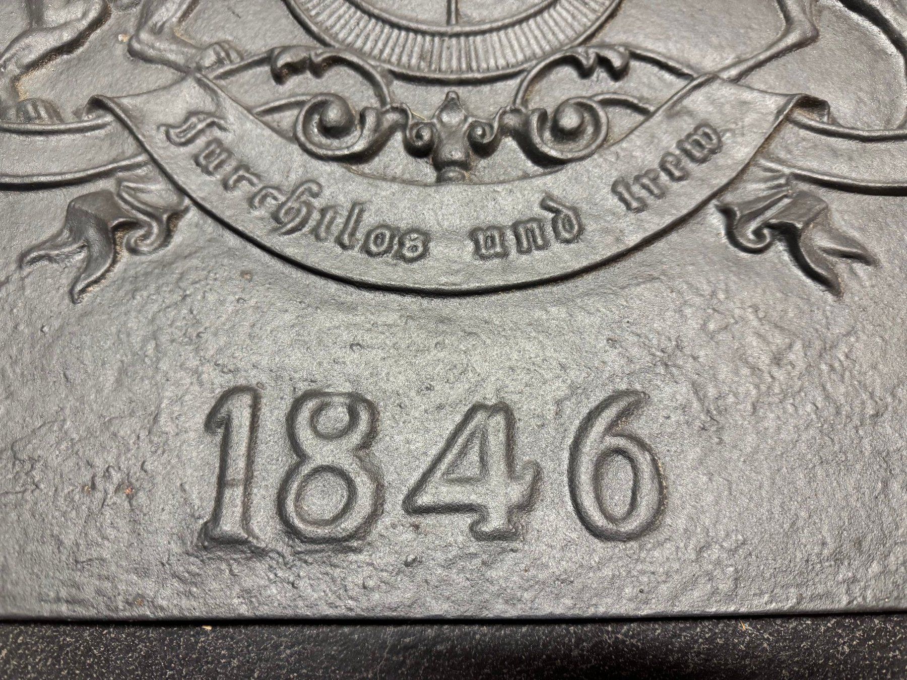 Altri mobili d'antiquariato: Ofen- oder Kaminplatte aus Gusseisen 1846 "Löwe & Hirsch" – Usato da Fribourg venduto da tschjoly 1