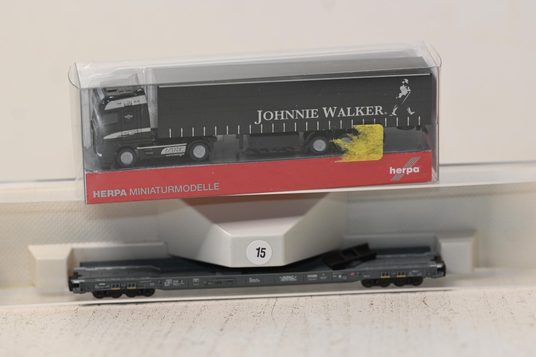 Fleischmann Modellini di ferrovie: Hupac Wagen Fleischmann Johnnie Walker Spur  N – Usato da Laupen ZH venduto da Zmoewe