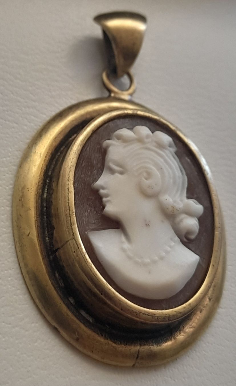Ciondoli: Pendentif Camée ancienne.  – Usato da Lausanne venduto da Glam-Luxe