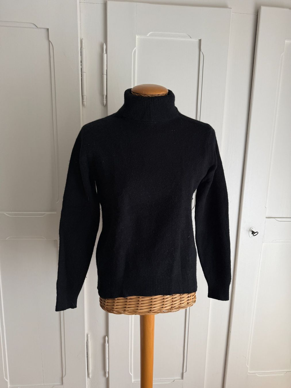Uniqlo Pullover & Sweatshirts: UNIQLO - Wollpullover schwarz mit Rollkragen S – Gebraucht aus Zürich von Diazaio