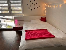 Bett mit Nachttisch