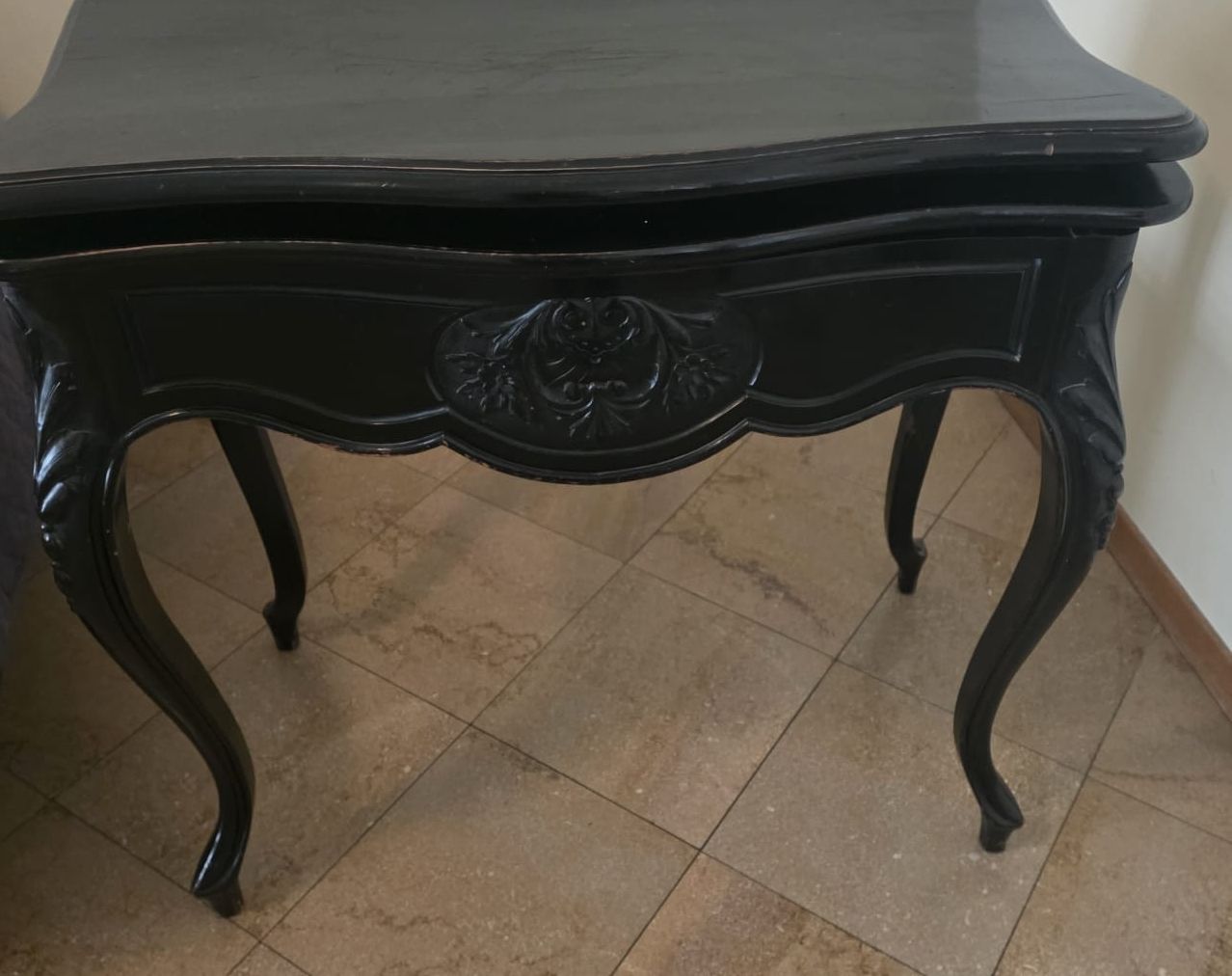 Tavoli: Charmante table d'appoint noire de style Louis XV – Usato da Genthod venduto da Lor_p8tq