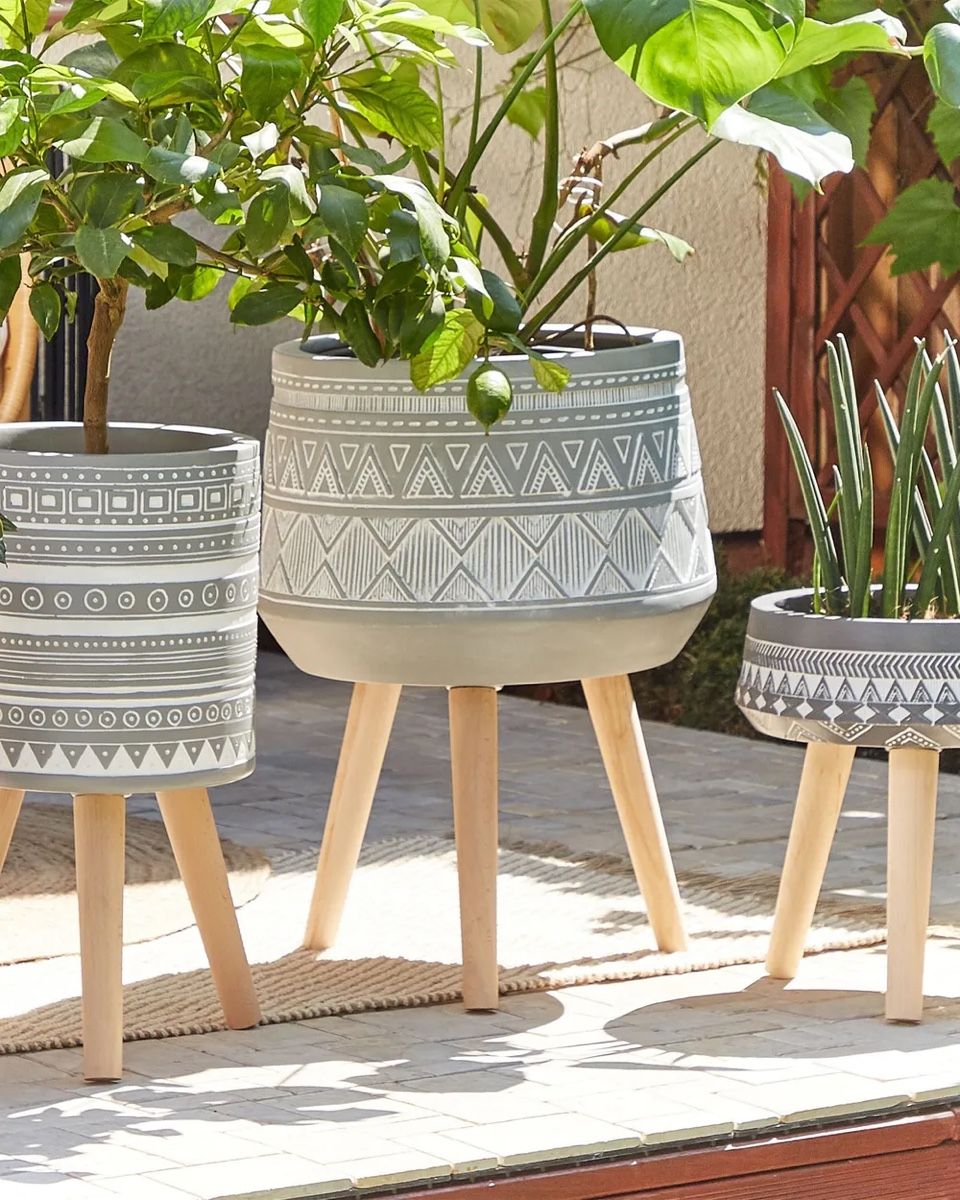 Pots de fleurs: Blumentopf mit Beinen MALAKI 44 cm Hellgrau - Beliani – Neuf avec emballage d'origine à Liestal par Seven92 2