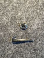 Pin Nike Swoosh Anstecknadel silberfarben gebraucht